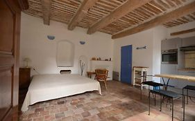 Studio De La Cheminee Et Studio De La Place